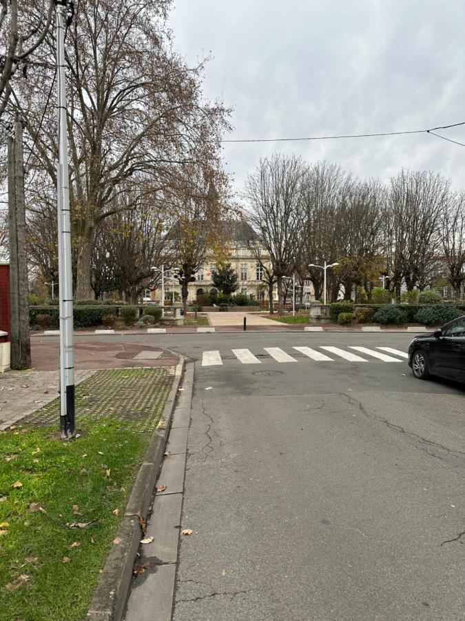 Agreable 3 Pieces Avec Parking Proche Gare Et Paris By Immo Kit Bnb La Courneuve Luaran gambar