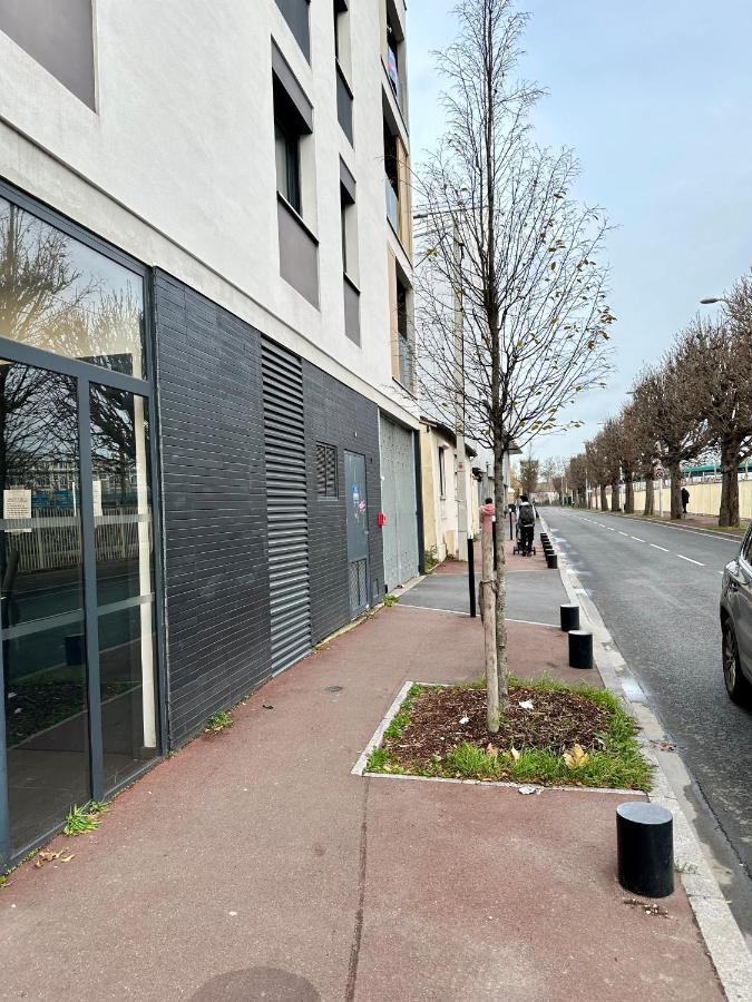 Agreable 3 Pieces Avec Parking Proche Gare Et Paris By Immo Kit Bnb La Courneuve Luaran gambar